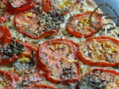 Tarte fine au chutney de tomates vertes, chèvre et tomates rouges