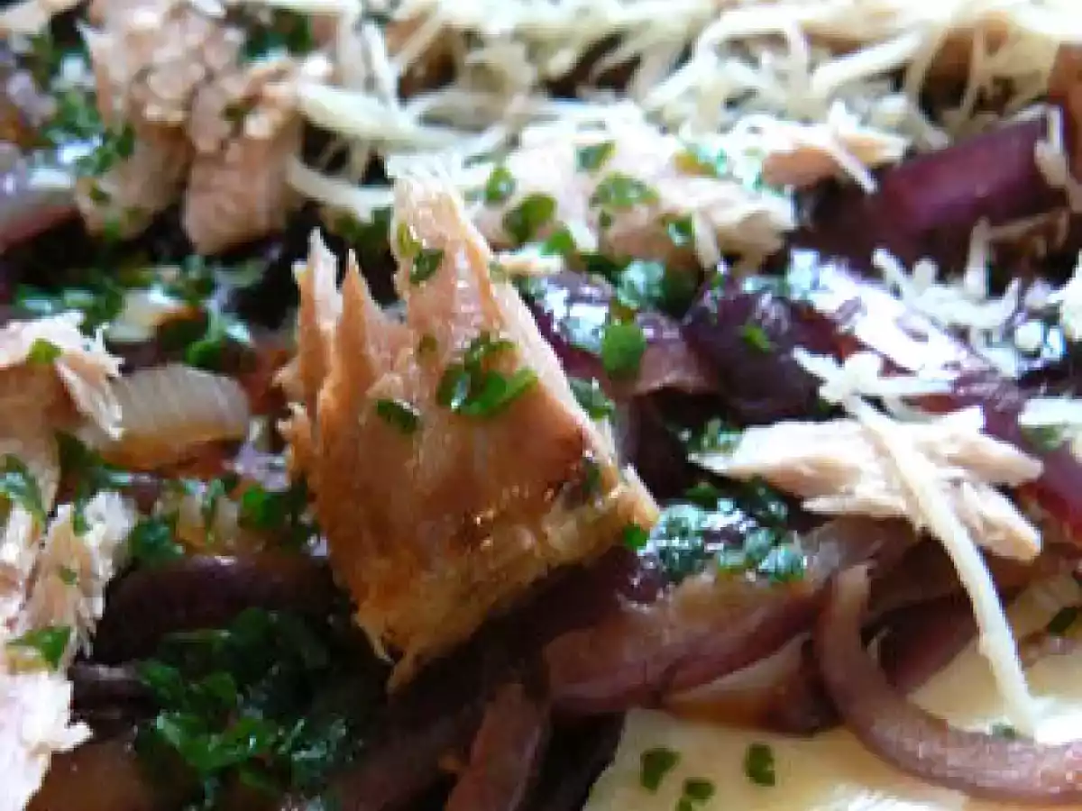 Tarte fine au thon & oignons confits