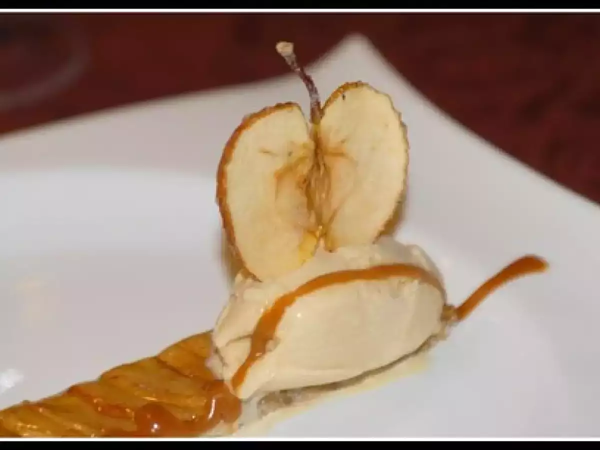 Tarte fine aux pommes et noisettes torréfiées, glace au café et caramel laitier - photo 2