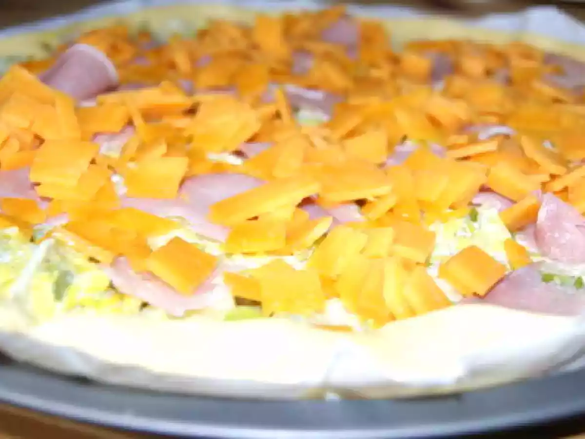 Tarte fine poireaux, cheddar, bacon