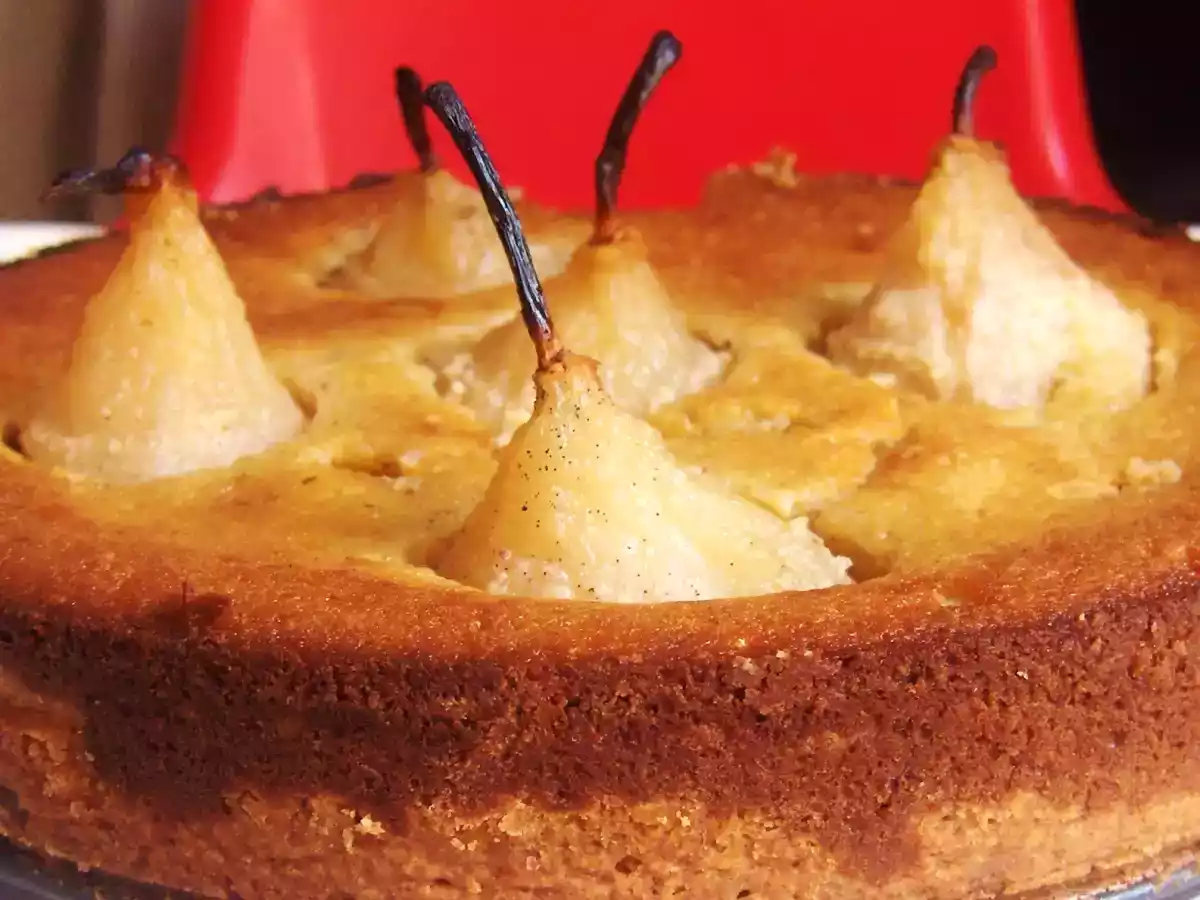 TARTE FONDANTE AUX AMANDES ET POIRES POCHEES EN PIQUENCHÂGNE