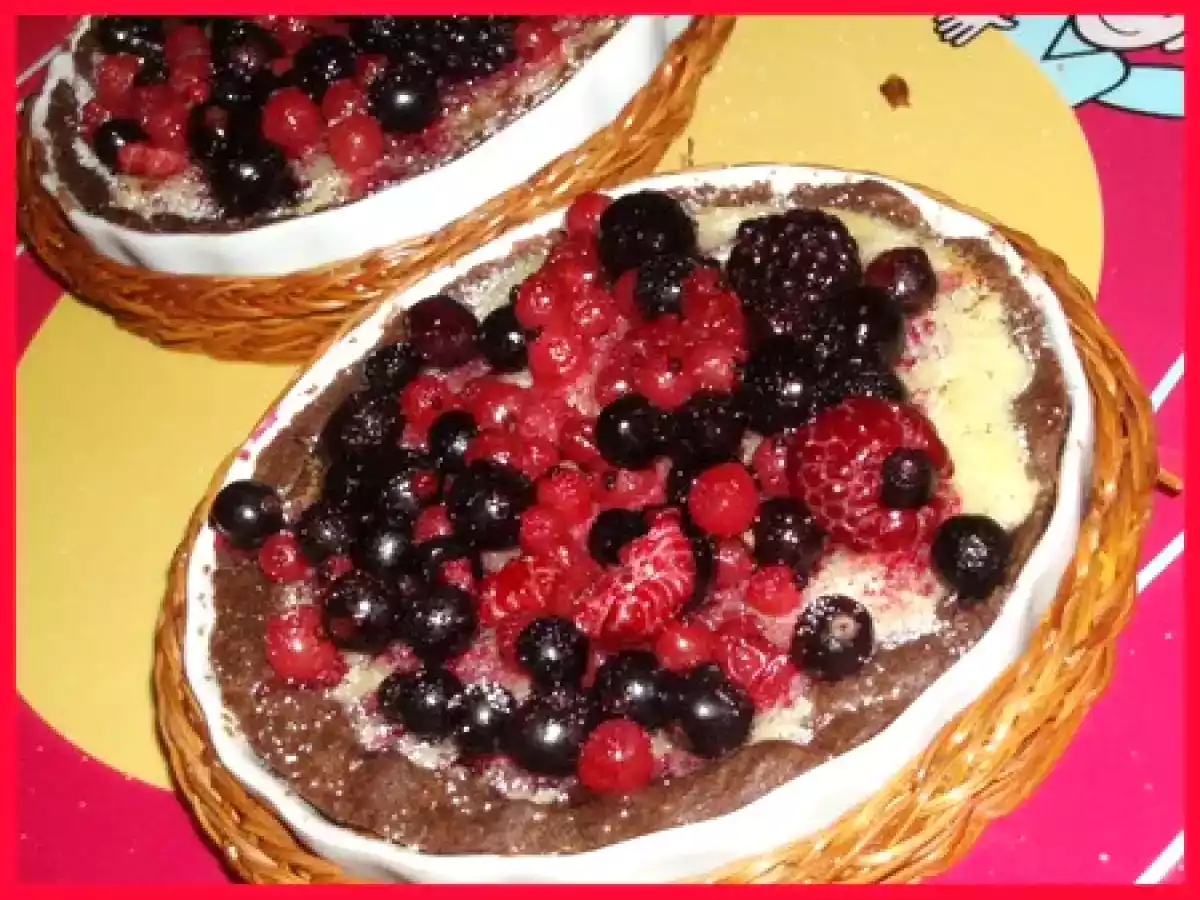 Tarte gourmande aux fruits rouges sur crème au citron et pâte au chocolat