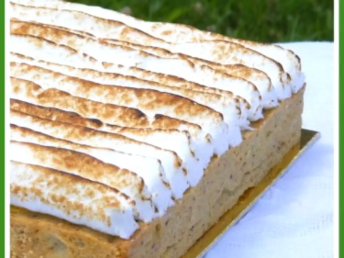 Tarte meringuée à la rhubarbe sur pâte sablée aux noisettes