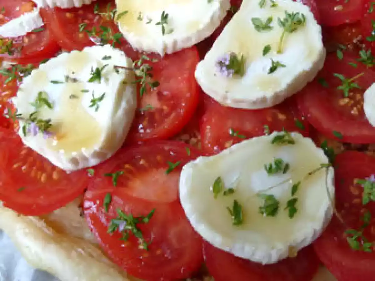 Tarte moutarde tomate, chèvre, miel et thym en fleurs