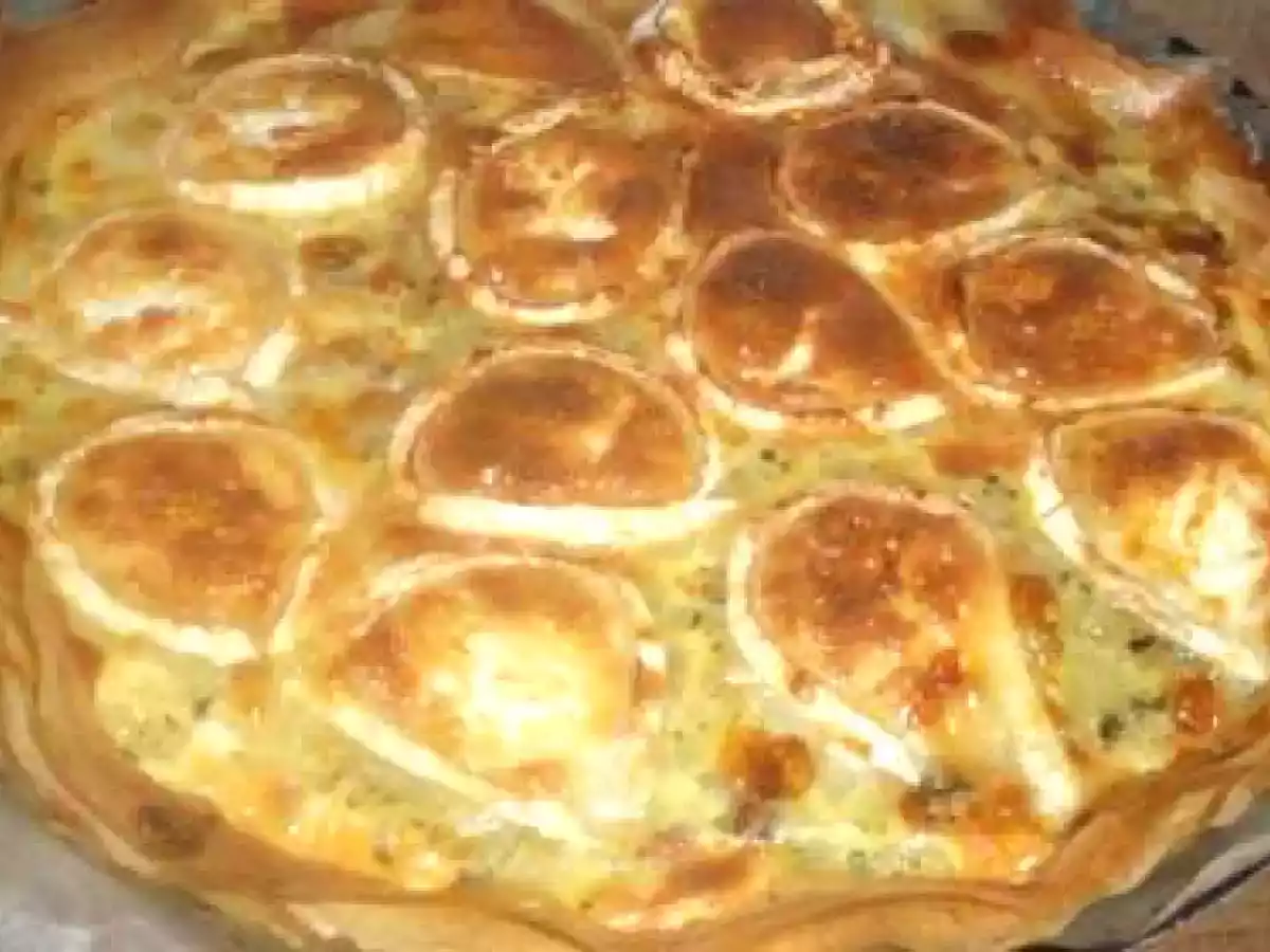 Tarte oignon chèvre et lardons sur lit de feuille de brick