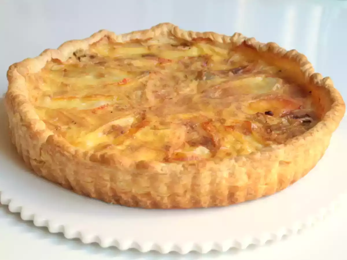 Tarte paysanne au reblochon, pommes de terre & oignon