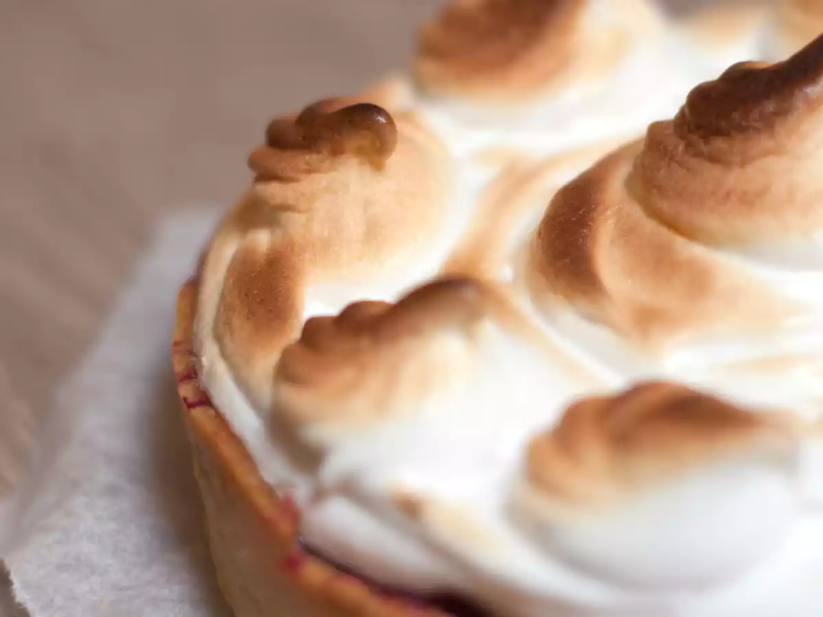 Tarte pistache fruits rouge meringuée - photo 2