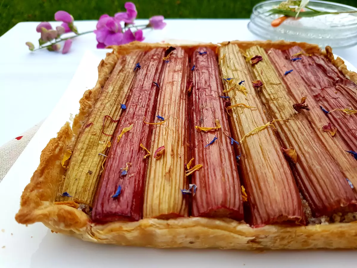 Tarte rhubarbe sur crème de noisettes - photo 2