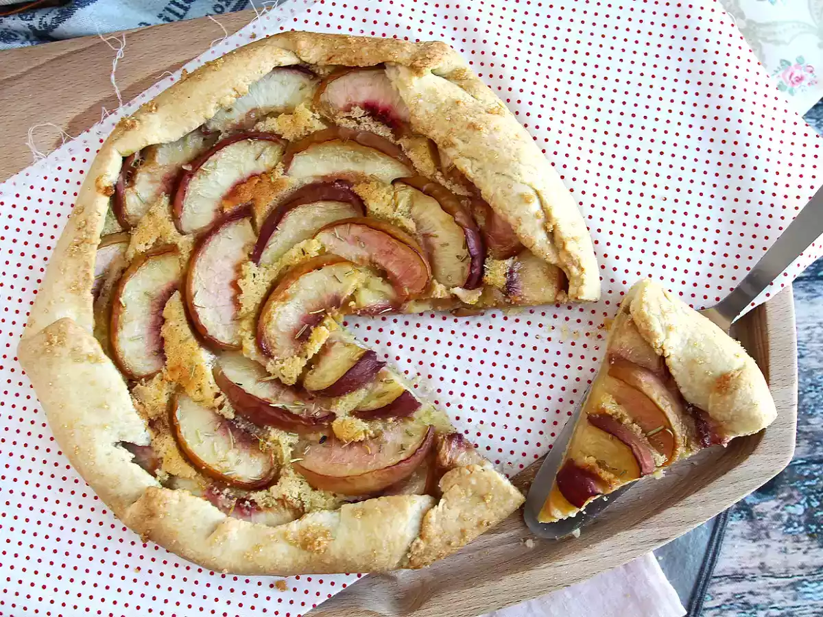 Tarte rustique aux pêches et romarin