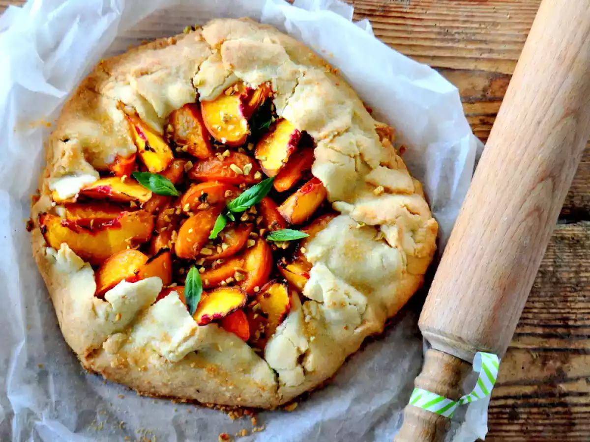 Tarte rustique, pêche, abricot, pistache & basilic