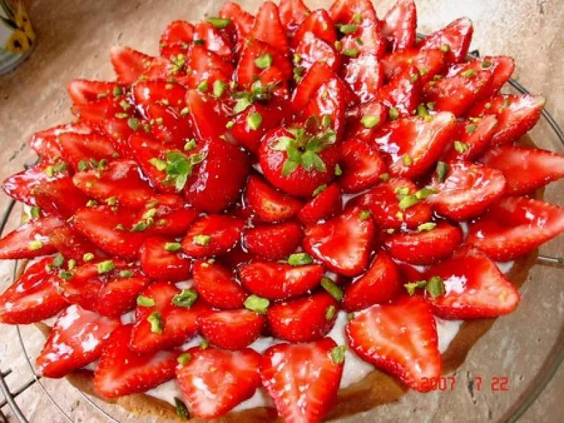 Tarte sablée aux fraises et à la crème de rhubarbe