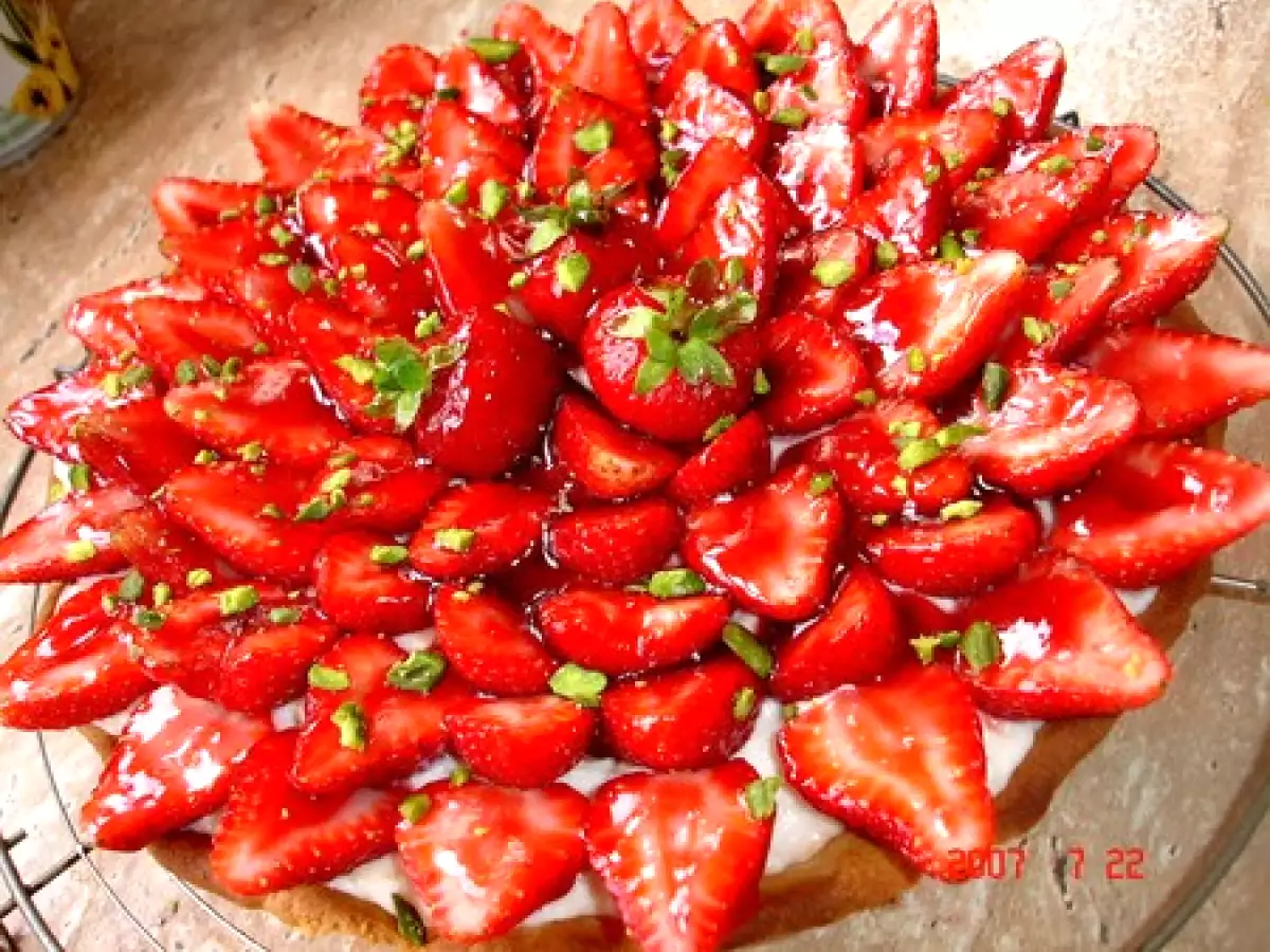 Tarte sablée aux fraises et à la crème de rhubarbe