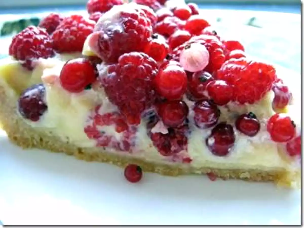 Tarte sablée, crème pâtissière à la vanille et fruits rouges du jardin.
