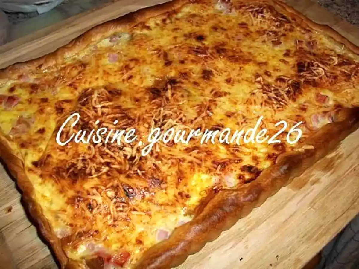 Tarte salée aux lardons, jambon et confit d'oignons