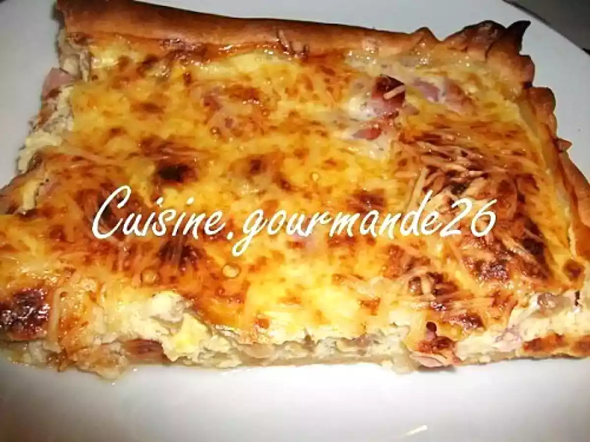 Tarte salée aux lardons, jambon et confit d'oignons - photo 2