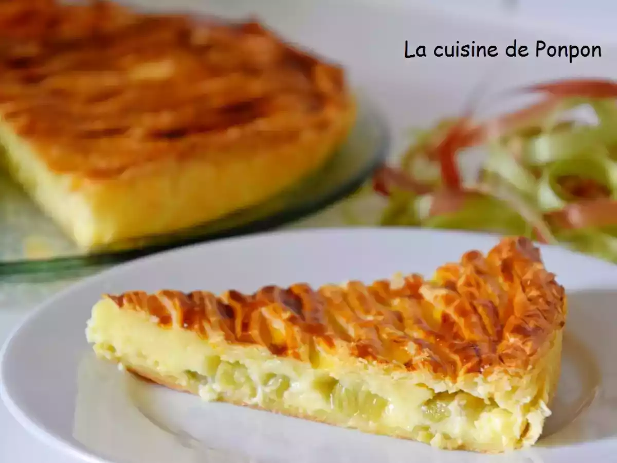 Tarte savoureuse à la rhubarbe parfumée à la vanille
