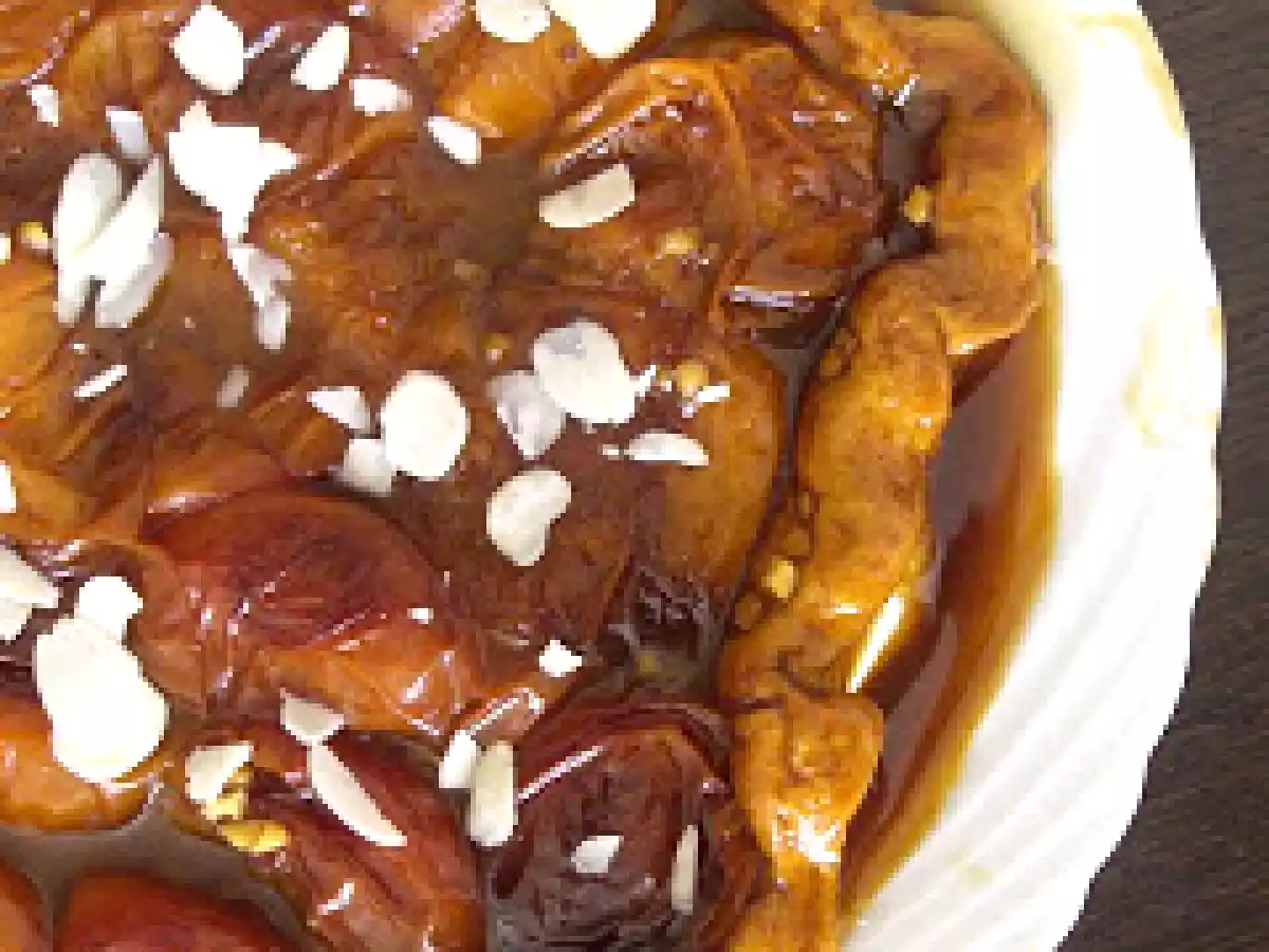 Tarte tatin aux abricots, amandes et caramel au beurre salé
