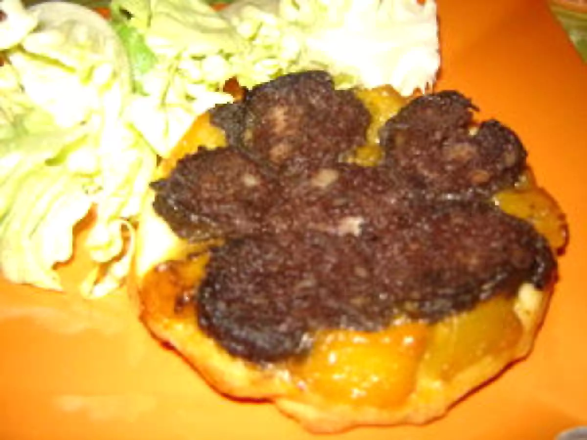 Tarte tatin aux boudins, à la mangue, aux pêches et au pain d'épices et miel