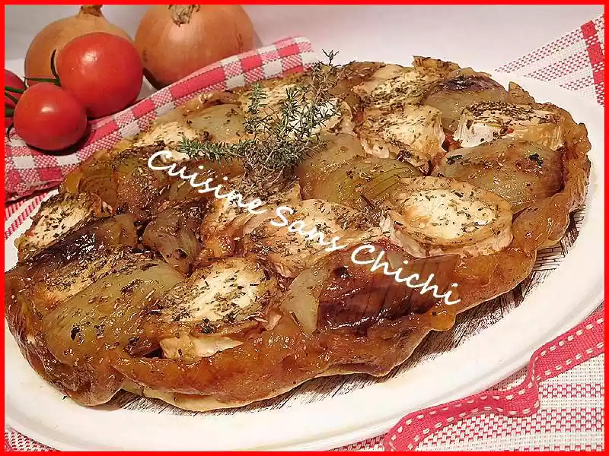 Tarte tatin aux oignons, tomates et fromage de chèvre.