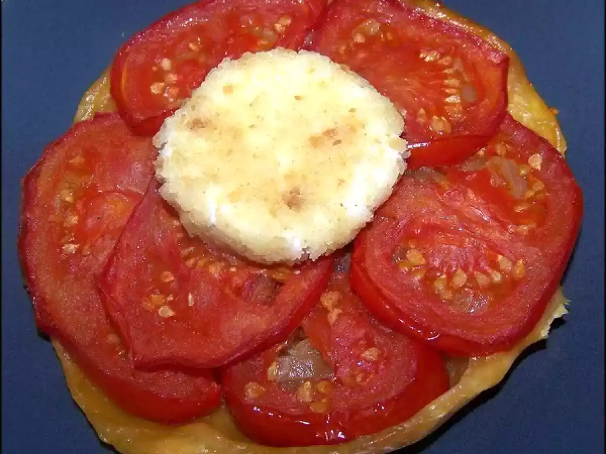 Tarte tatin tomates oignons confits et chèvre chaud