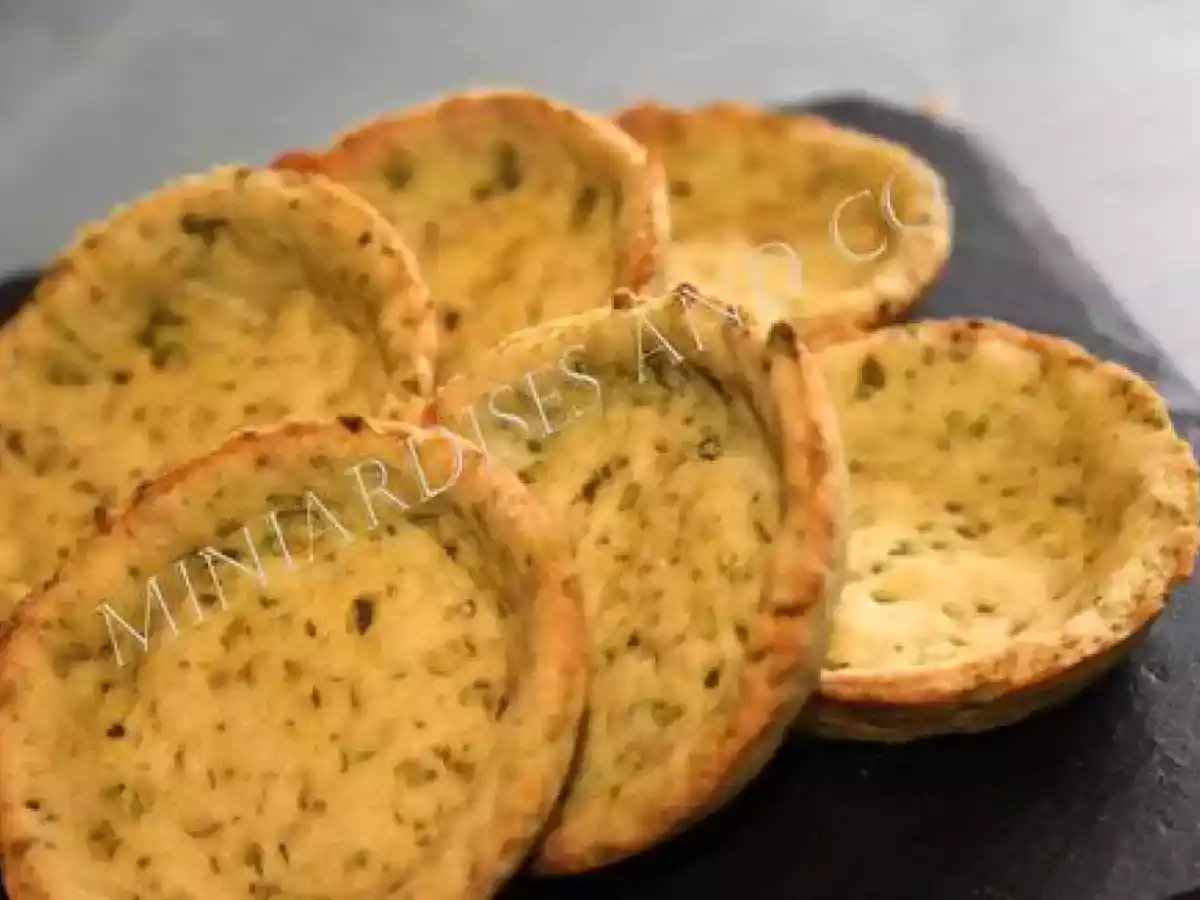 TARTELETTE AUX FRAISES CREME PATISSIERE A LA FLEUR D'ORANGER ET PATE BRISEE A LA PISTACHE