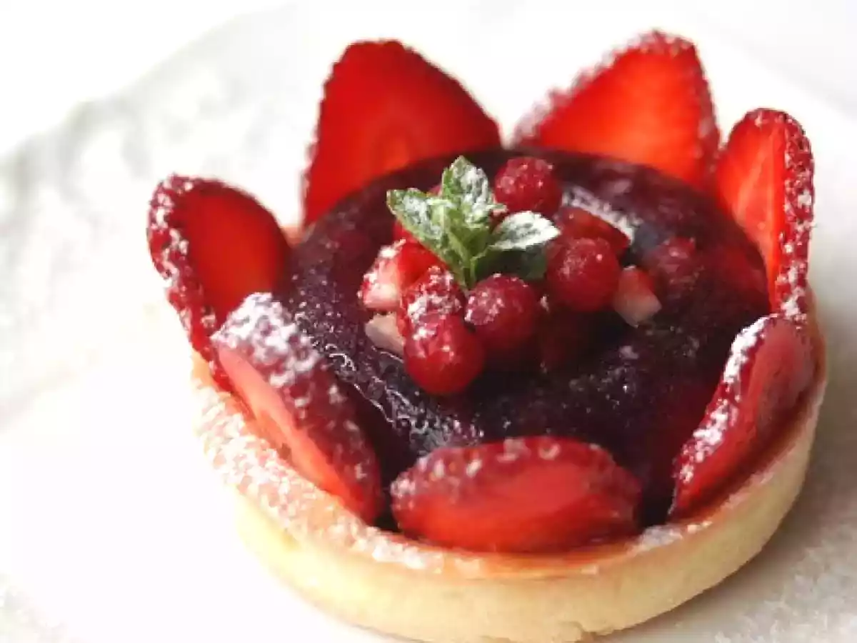 Tartelette aux fraises en gelée de fruits rouges