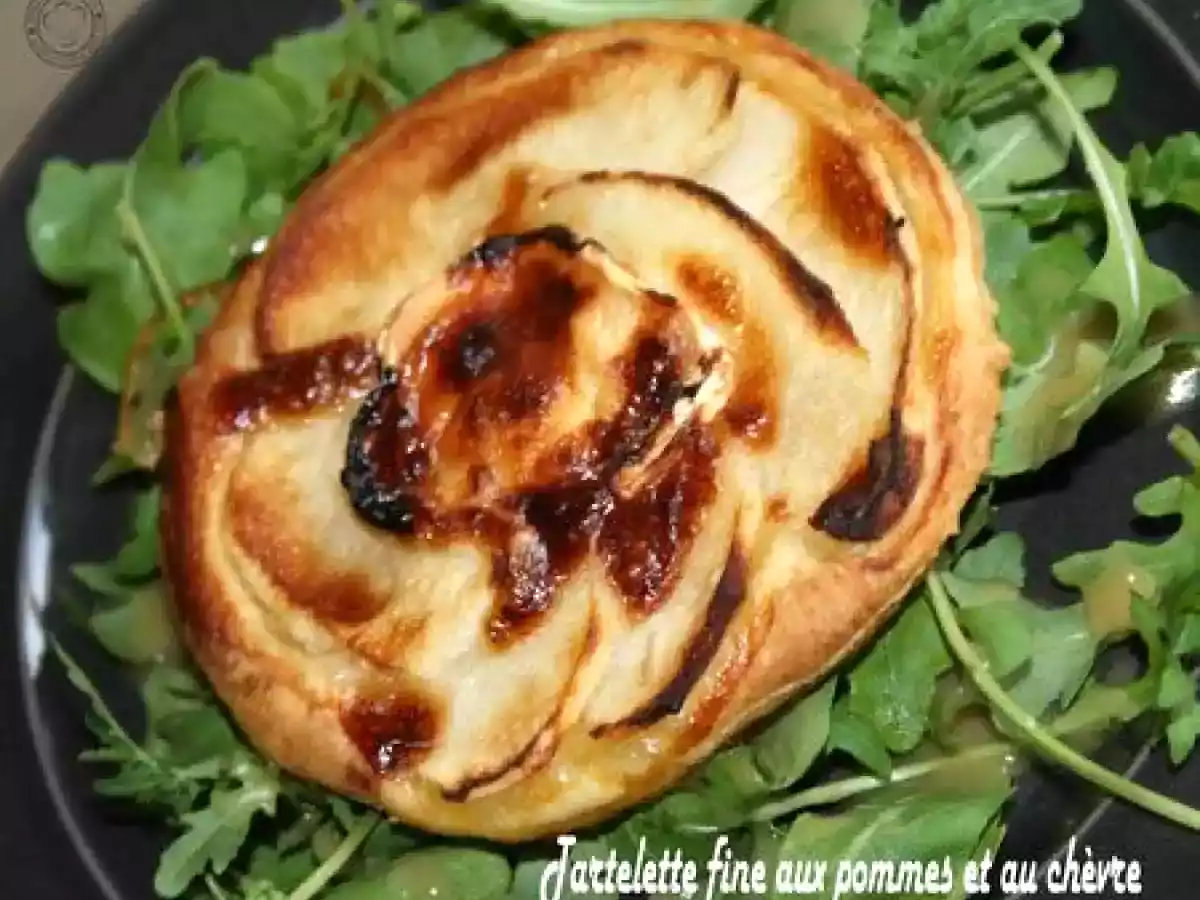 TARTELETTE FINE AUX POMMES ET AU CHEVRE ROQUETTE VINAIGRETTE AU MIEL