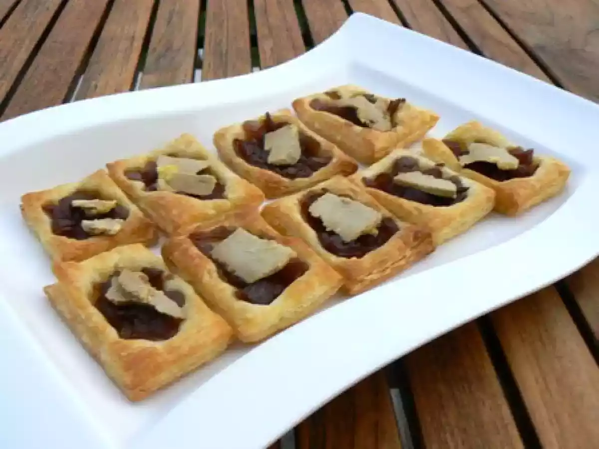 Tartelettes au confit d'oignons et foie gras