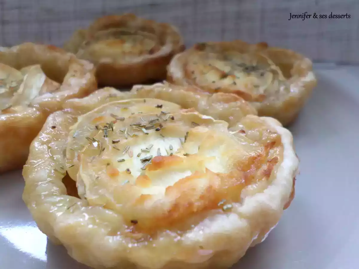 Tartelettes au fromage de chèvre, miel et romarin