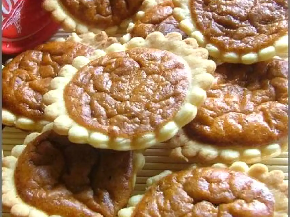 Tartelettes au thon, écus au parmesan, feuilletés aux saucisses, noix épicées