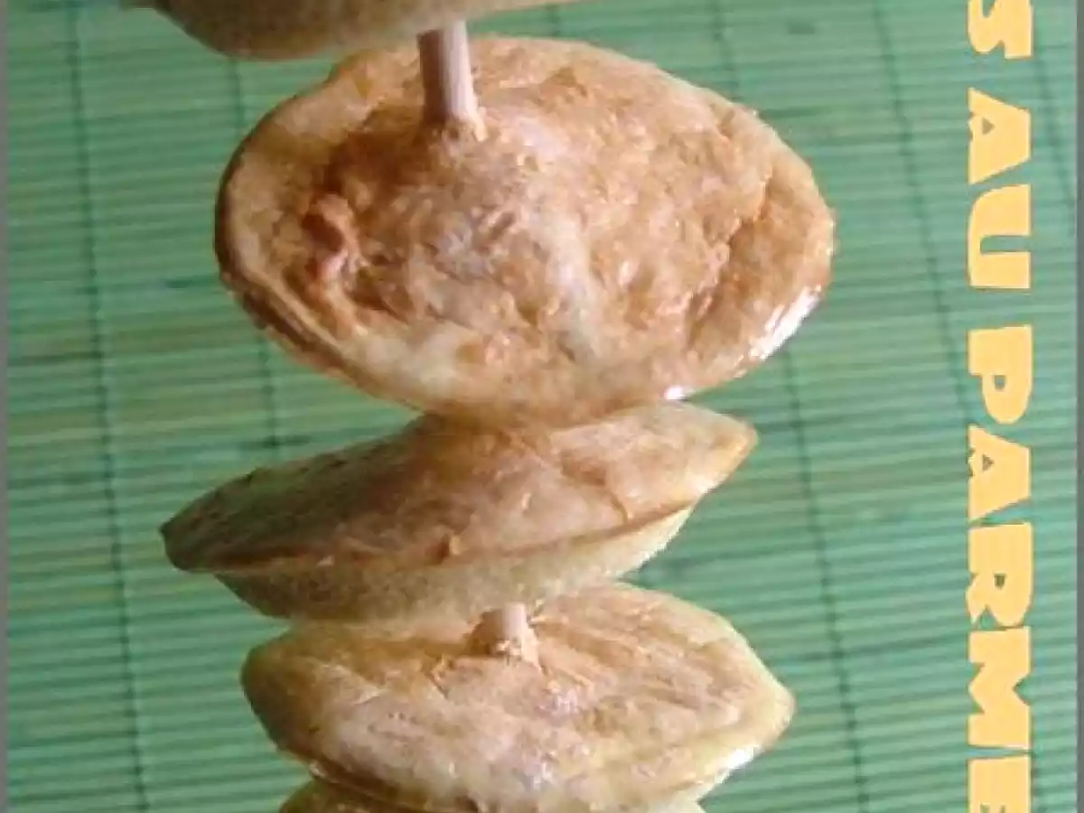 Tartelettes au thon, écus au parmesan, feuilletés aux saucisses, noix épicées - photo 2