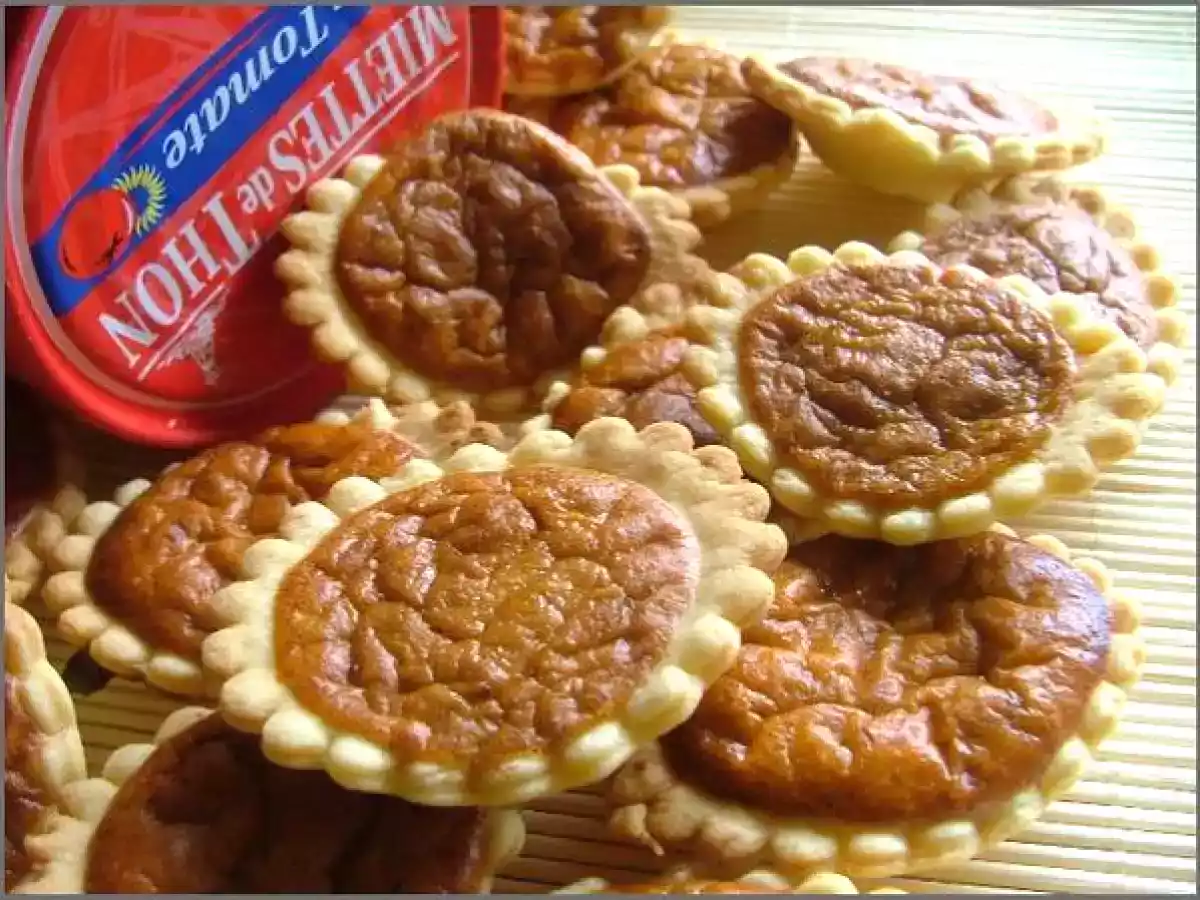 Tartelettes au thon, écus au parmesan, feuilletés aux saucisses, noix épicées - photo 4