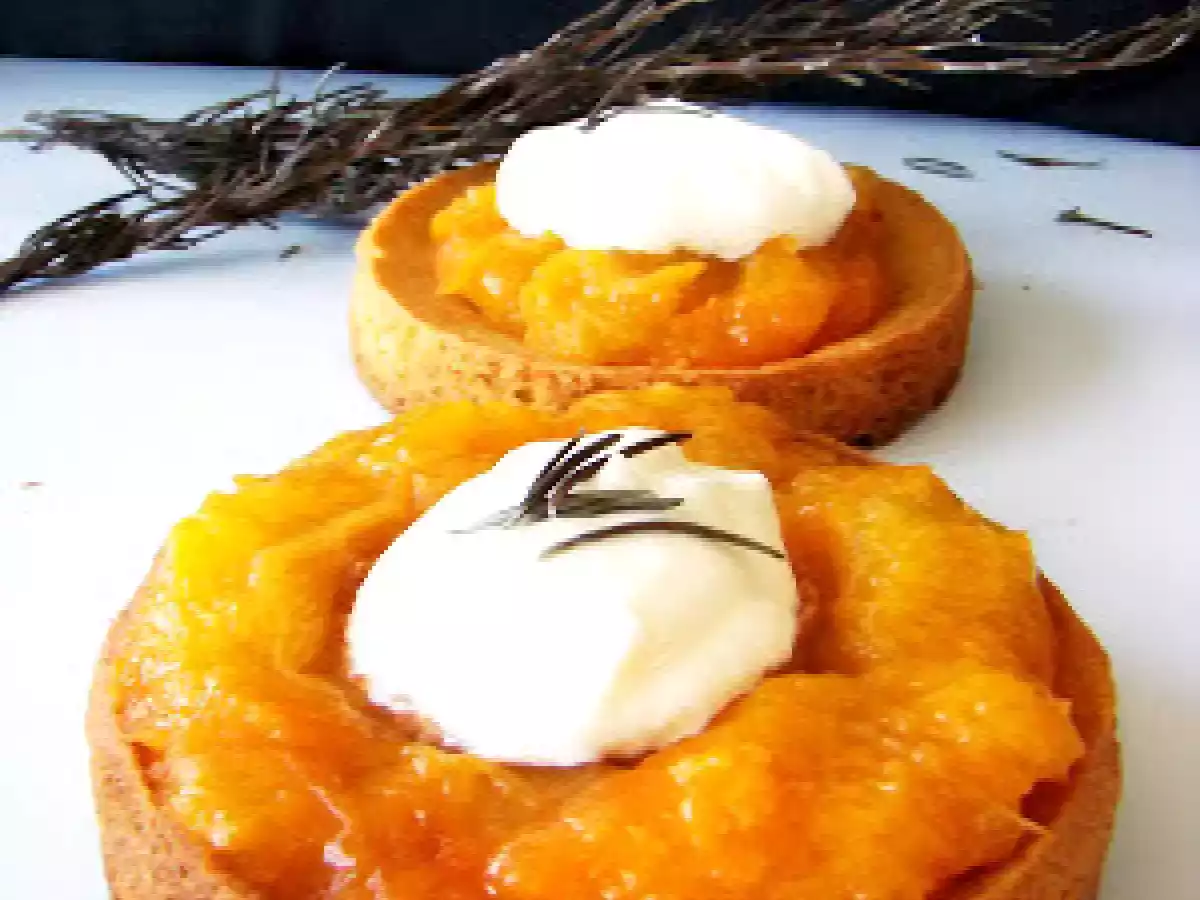 Tartelettes aux abricots compotes et mousse de mascarpone au romarin.