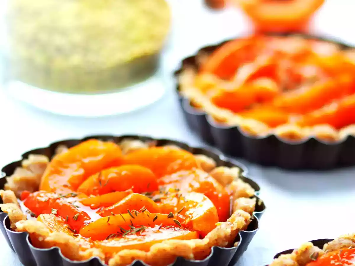 Tartelettes aux abricots, thym & pistache