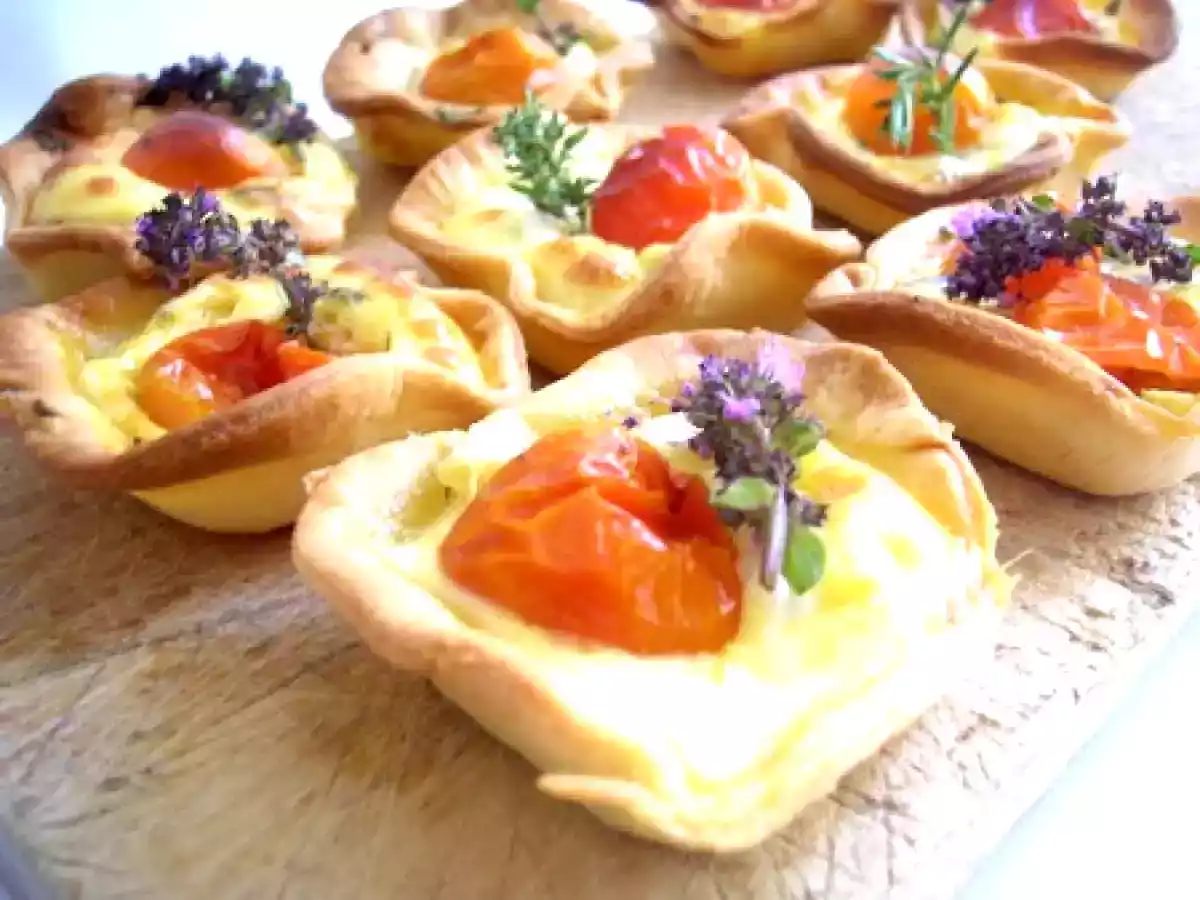 Tartelettes aux tomates cerises, chèvre et herbes de la garrigue