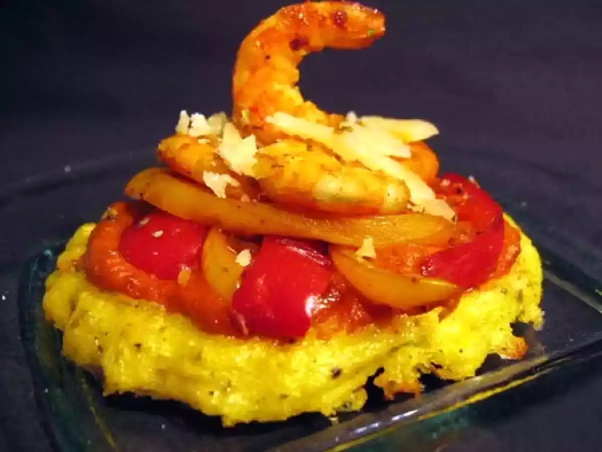 Tartelettes de polenta croustillantes aux poivrons et crevettes