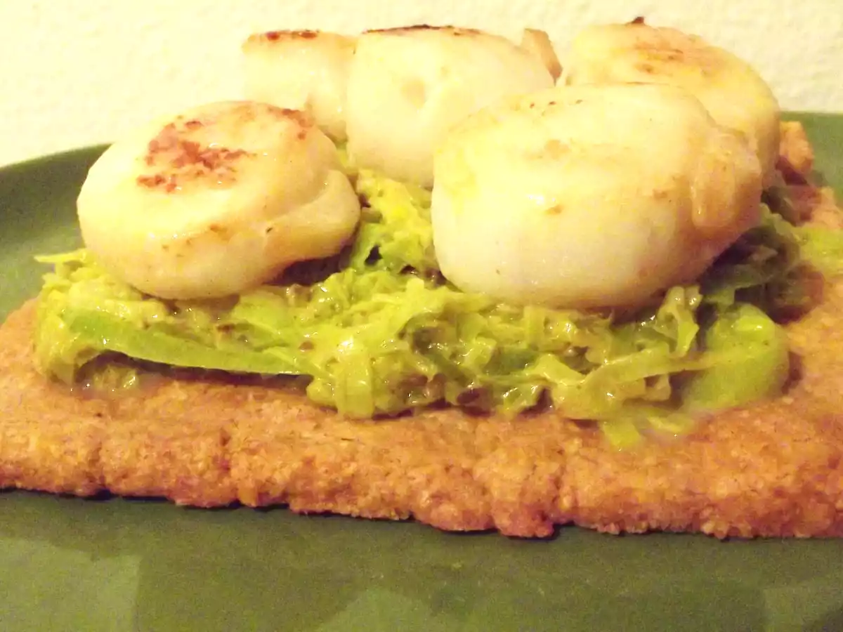 Tartelettes du pèlerin aux noix de saint-jacques et poireaux