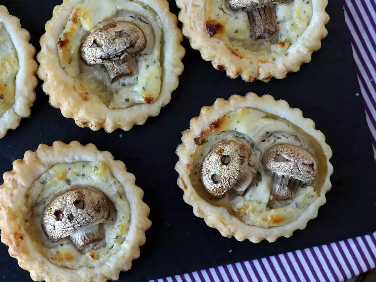 Tartelettes pour Halloween aux champignons et fromage ail et fines herbes