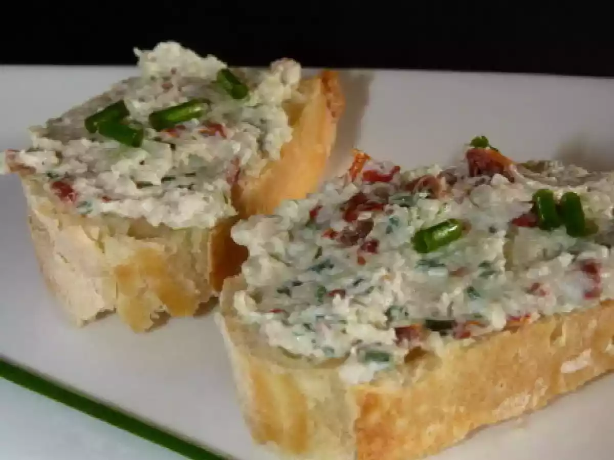 TARTINADE CHEVRE-ARTICHAUTS ET TOMATES CONFITES