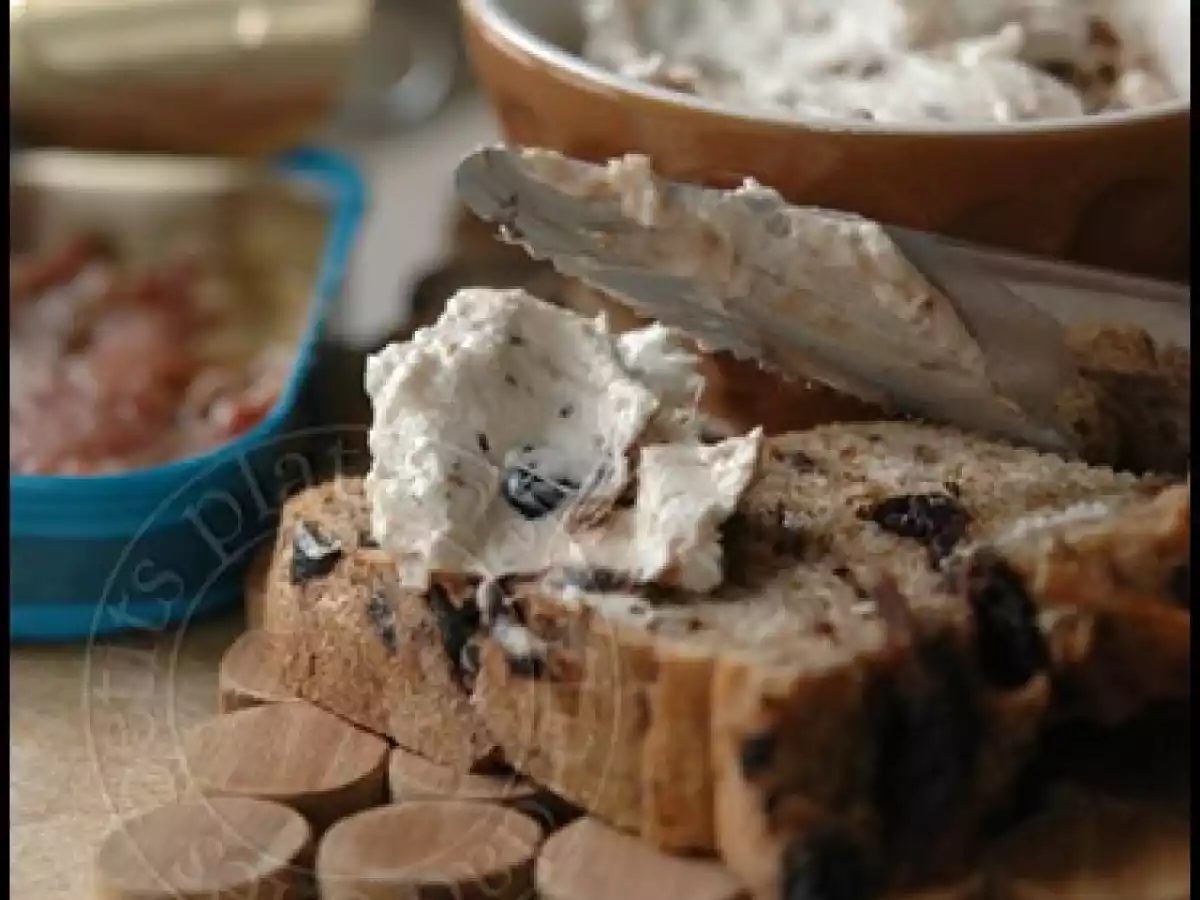 Tartinade d'anchois, aux olives noires et au thym