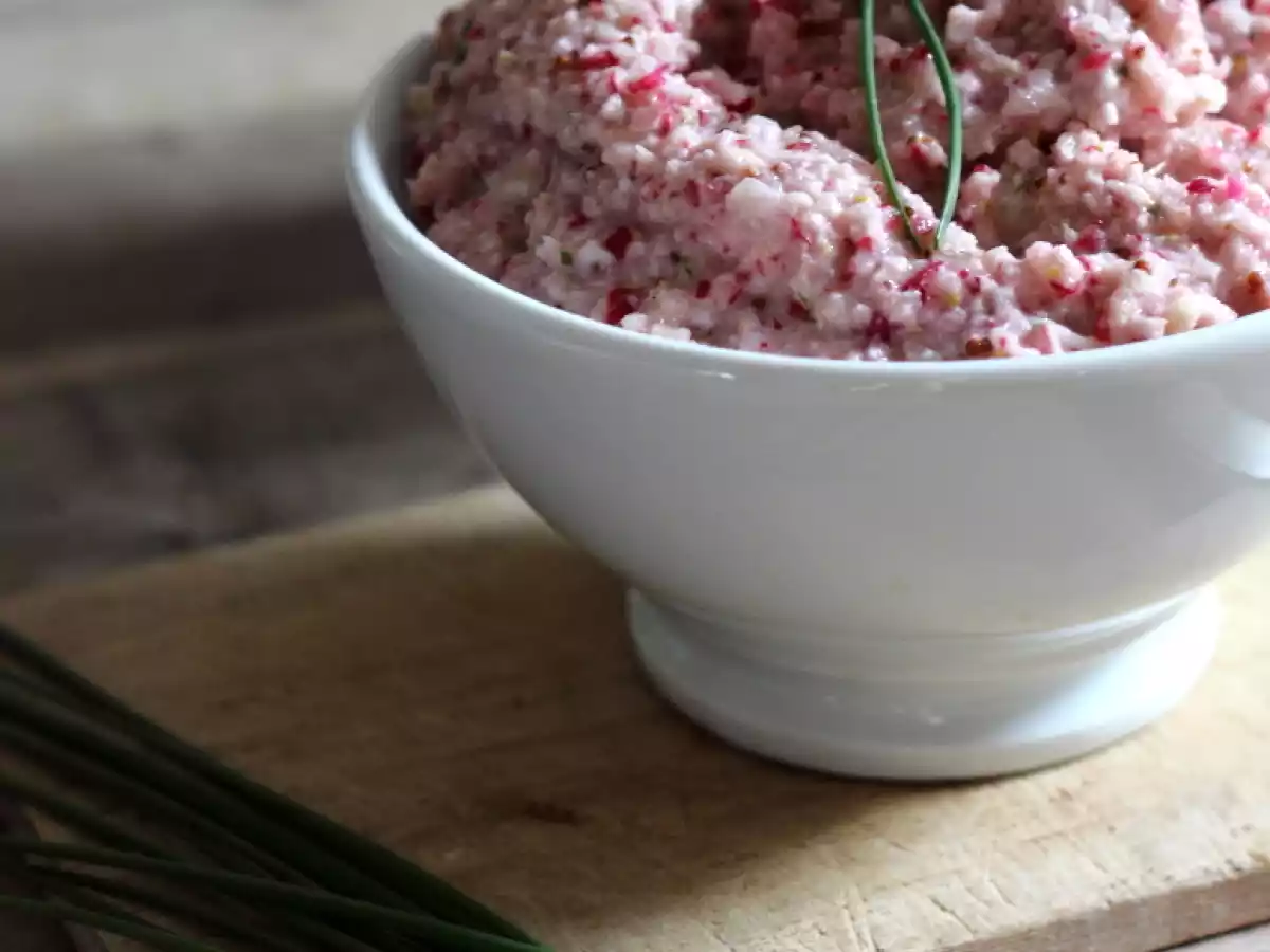 Tartinade toute rose de radis, échalote, chèvre et ciboulette