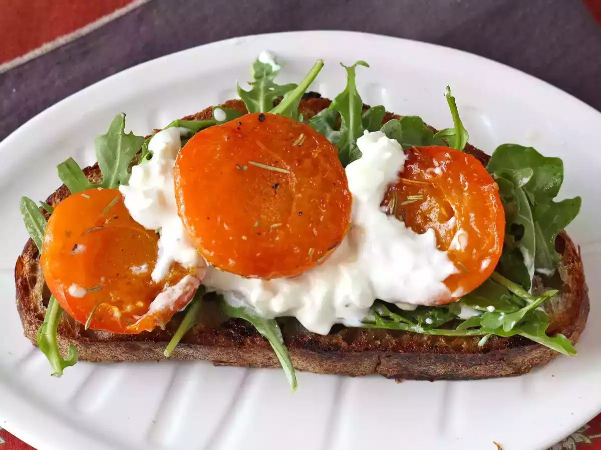 Tartine abricots rôtis, roquette et burrata