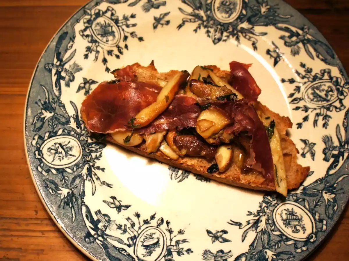 Tartine de cèpes persillés au jambon bellota