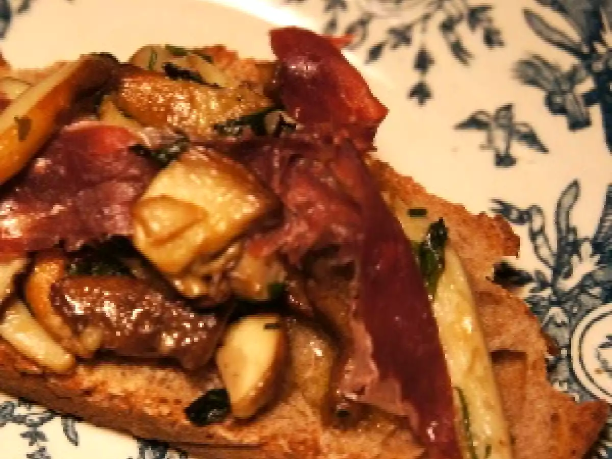 Tartine de cèpes persillés au jambon bellota - photo 2