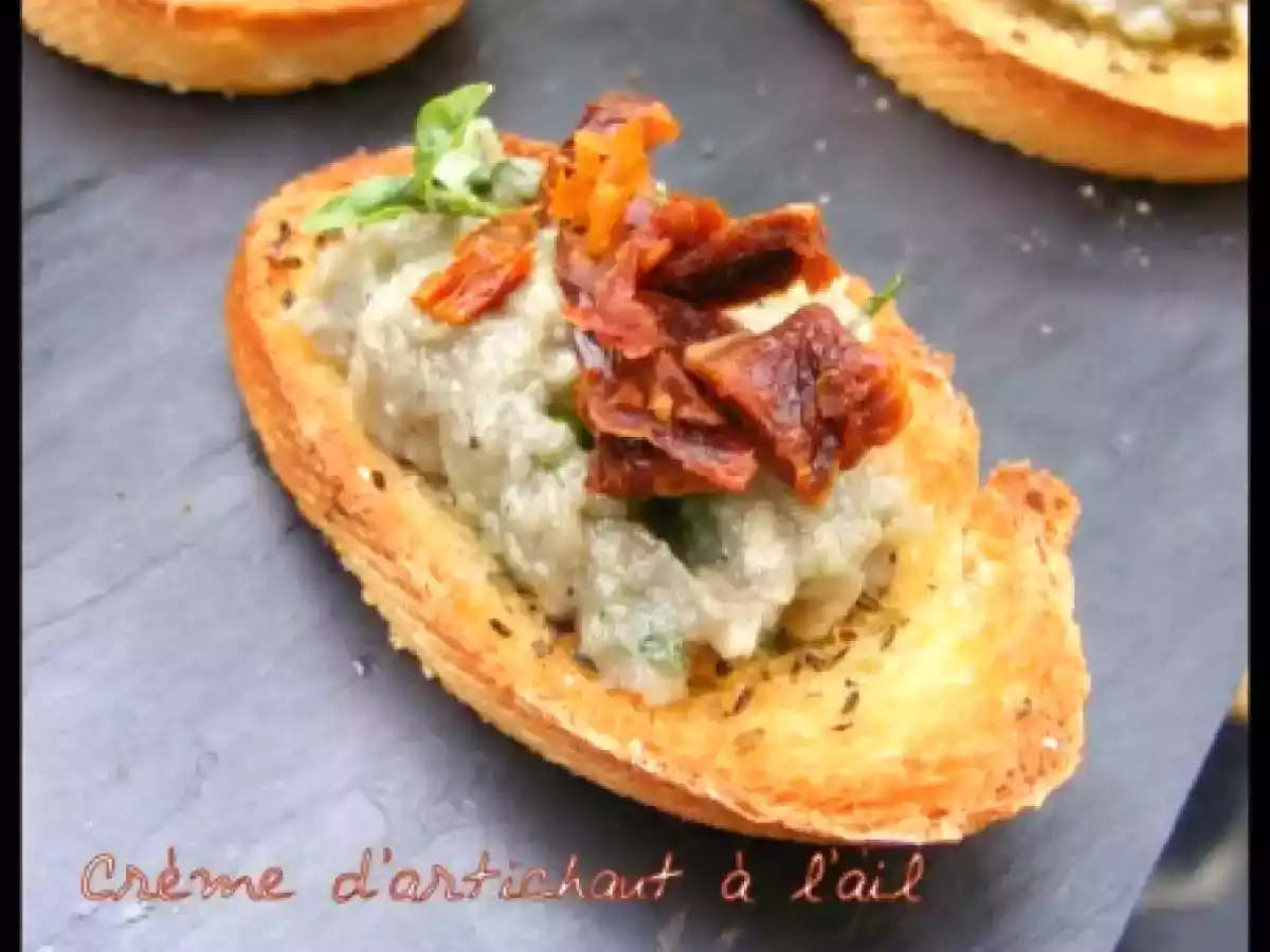 Tartine de crème d'artichaut à l'ail aux tomates séchées et au Basilic