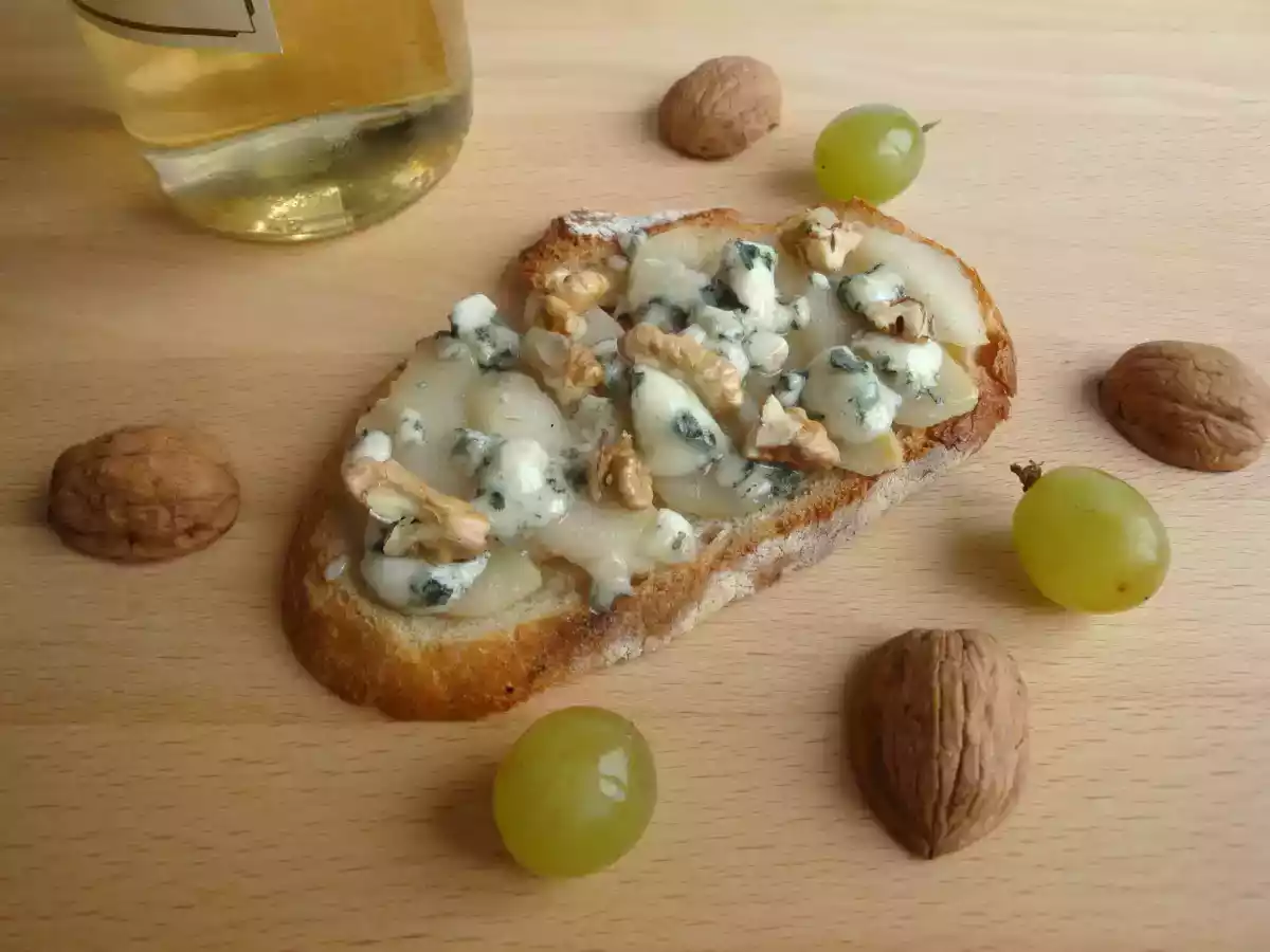 Tartine de Roquefort aux poires et aux noix