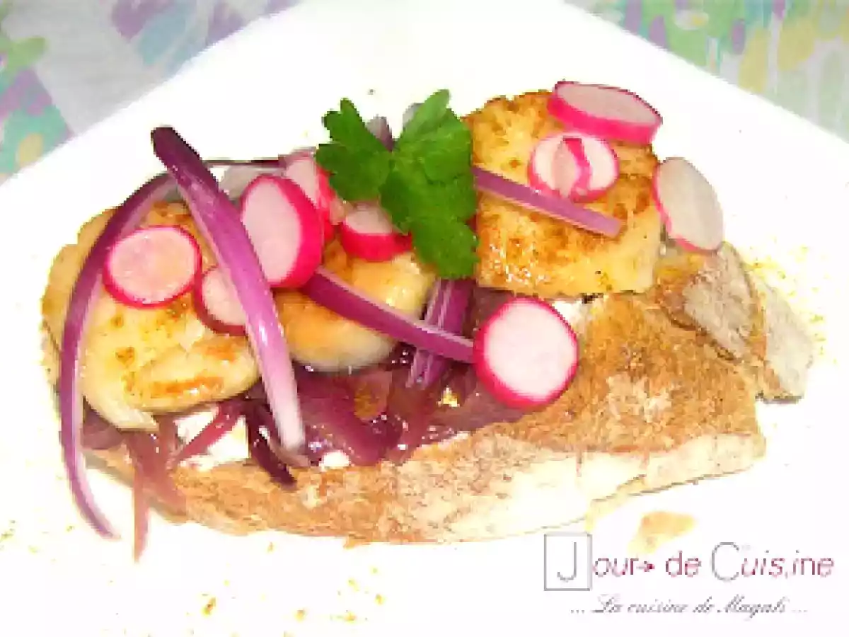 Tartine de Saint-Jacques, compote d'oignons rouge, chèvre frais
