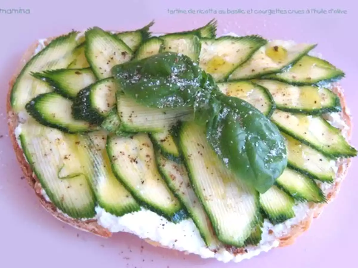 Tartine goûteuse à la ricotta, courgettes et basilic pour repas rapide
