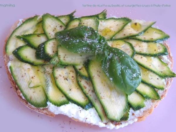 Tartine goûteuse à la ricotta, courgettes et basilic pour repas rapide