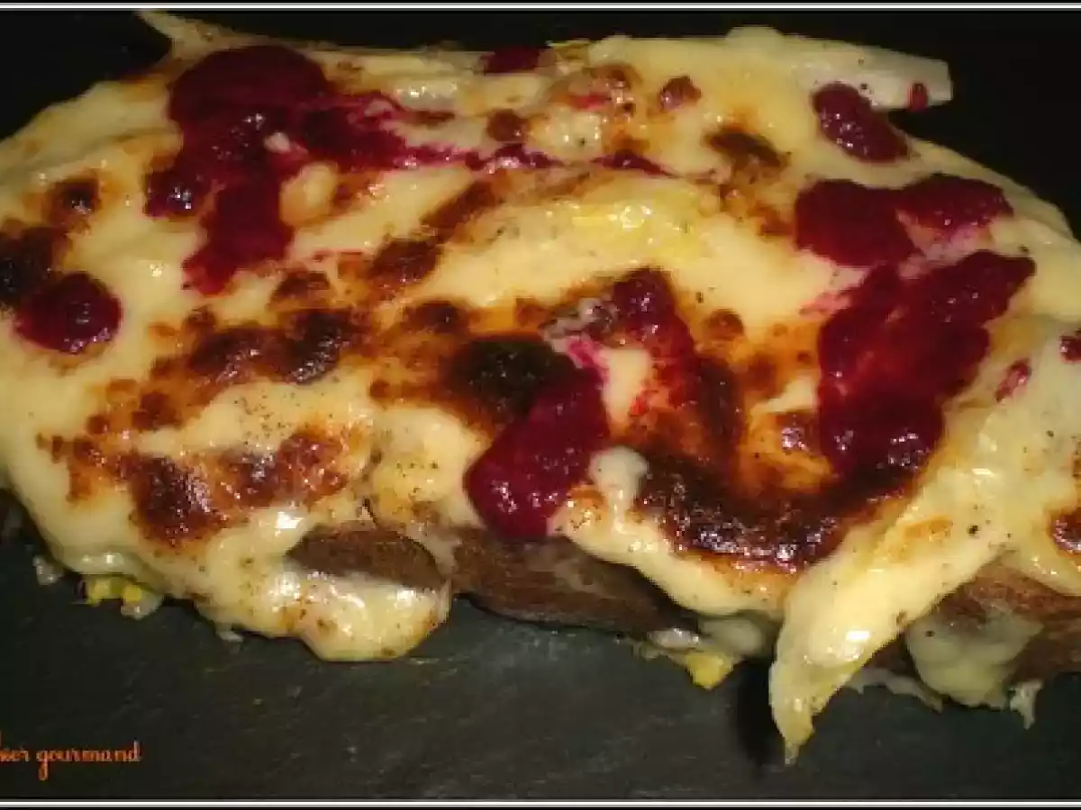 Tartine gratinée à l'endive et vacherin, vinaigrette de betterave